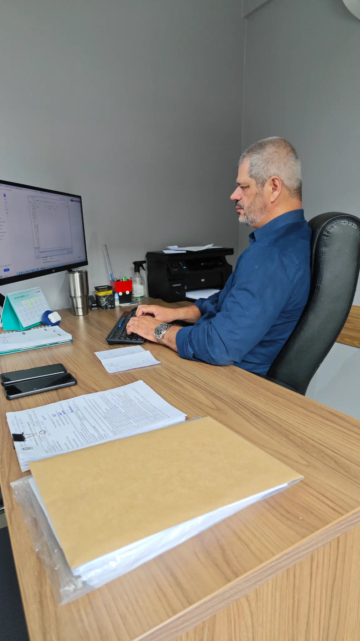 Adriano Penetra, fundador da Attual Contabilidade, em seu escritório